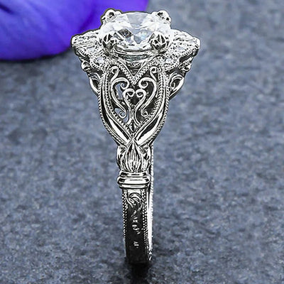 Elegante anillo de circonitas en plata de ley