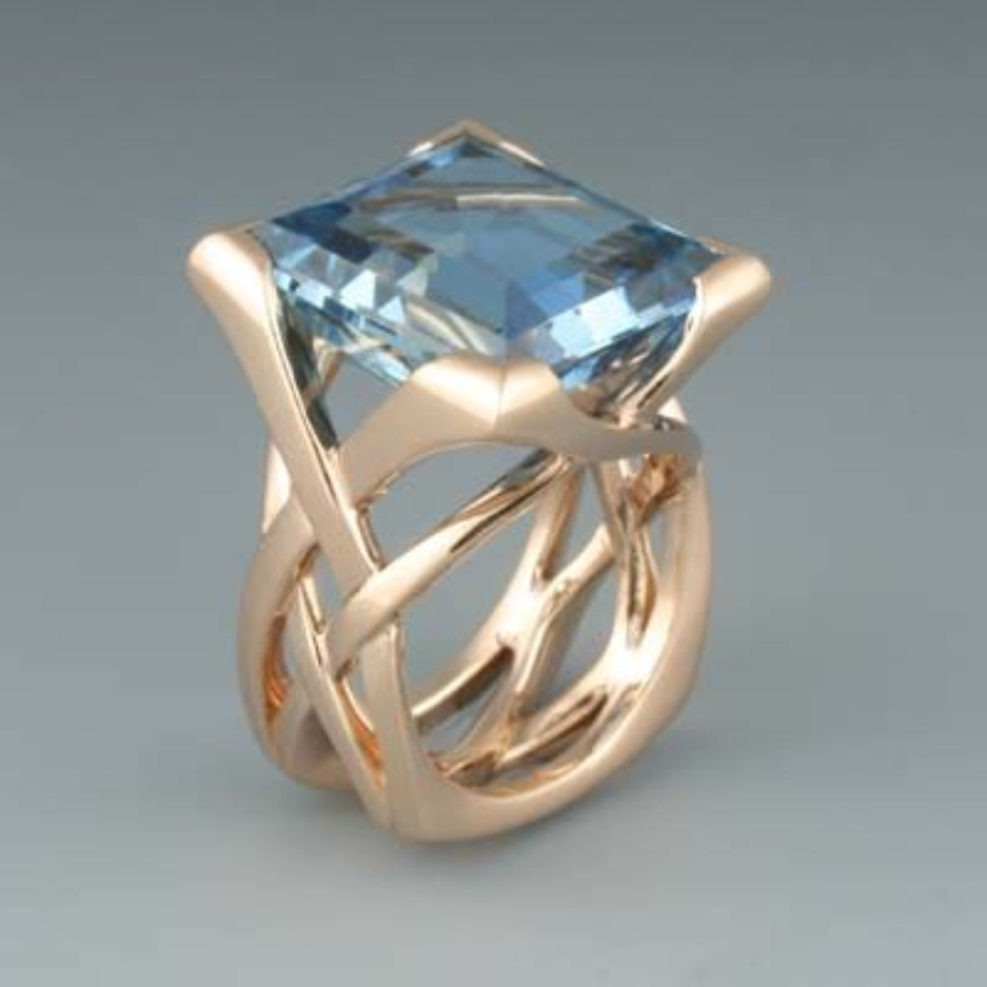 Anillo de oro rosa con circonitas azules vintage