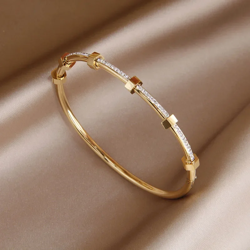 Elegante pulsera en oro brillante