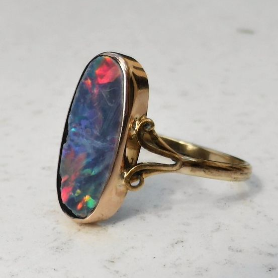 Anillo vintage con ópalo coloreado