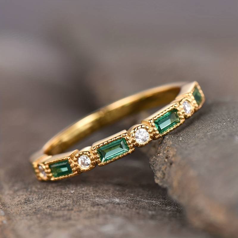 Anillo vintage de oro con circonitas verdes