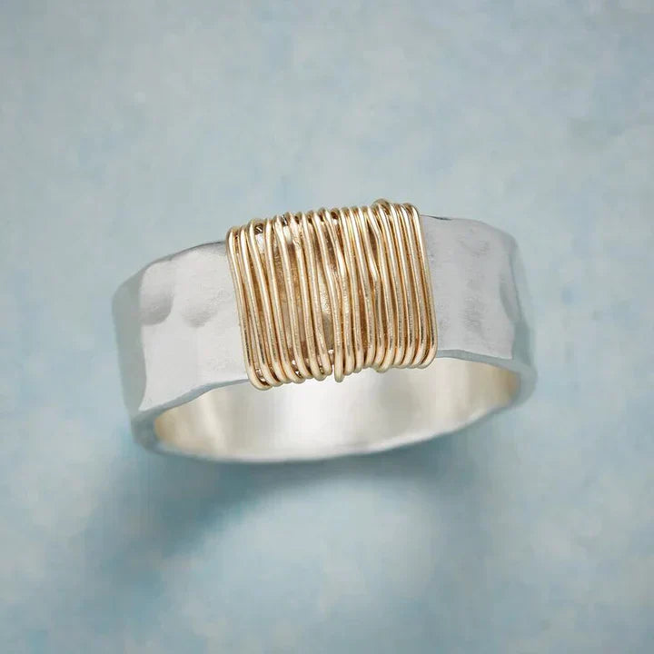 Anillo vintage de oro con hilos de plata