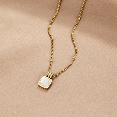 Collar colgante de concha blanca de Lucía